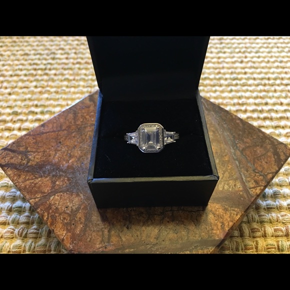 BEAUTIFUL EMERALD CUT RING. CZ AND 925 - Picture 1 of 6